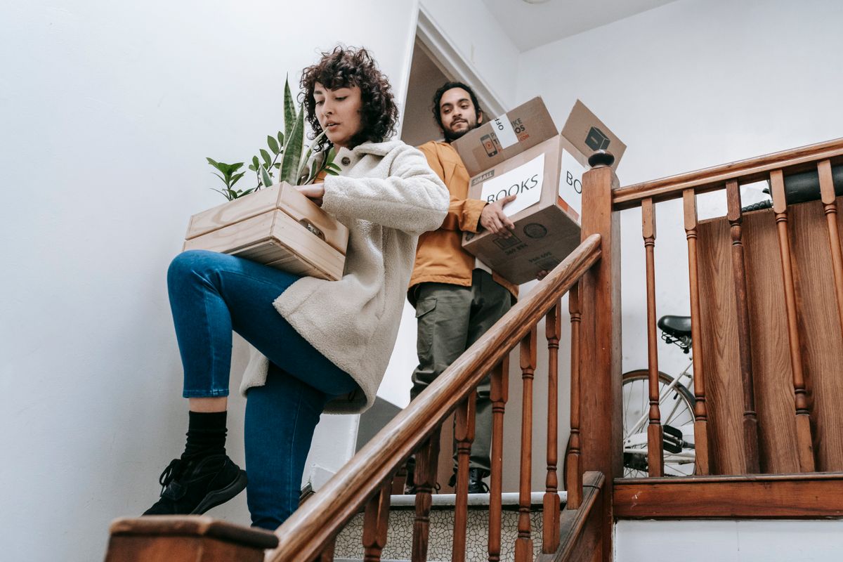 Equipo retirando muebles de un piso